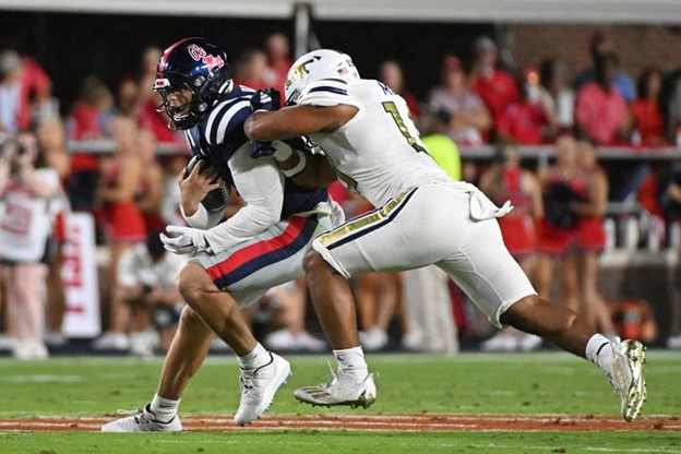 LB Paul Moala Tackles Jaxson Dart
